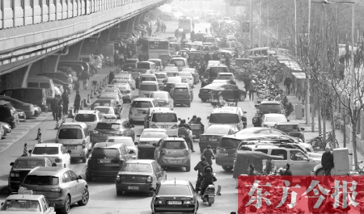 鄭大一附院北門(mén)的馬路被非機(jī)動(dòng)車(chē)占去一條車(chē)道，這里也極易造成交通擁堵