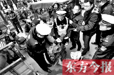 面對(duì)要暫扣的非機(jī)動(dòng)車(chē)，看車(chē)人急了
