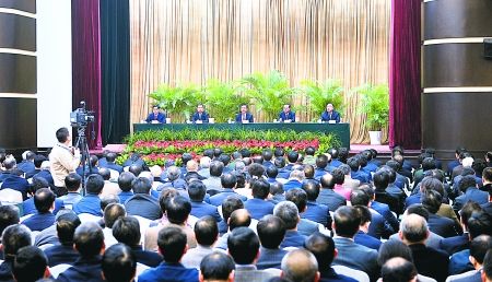 昨日，全市領(lǐng)導(dǎo)干部大會在渝州賓館舉行。 重慶日報(bào)圖