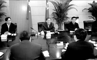 11月30日，中共中央政治局常委、中央紀(jì)委書記王岐山在北京主持召開座談會(huì)，聽取專家學(xué)者對(duì)黨風(fēng)廉政建設(shè)和反腐敗工作的意見和建議。新華社發(fā)