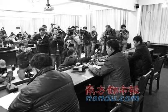 5日下午，河南蘭考縣召開(kāi)新聞發(fā)布會(huì)，就民辦收養(yǎng)所火災(zāi)事故公開(kāi)回應(yīng)。