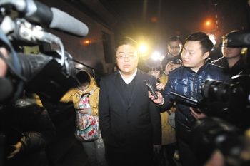 1月15日，重慶，庭審結(jié)束，張貴英的辯護(hù)律師接受媒體采訪。