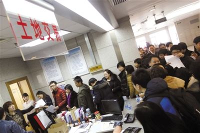 2月28日，北京市土地交易市場，各房地產企業(yè)代表準備競拍房山、大興、朝陽的13塊土地。