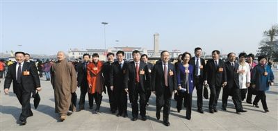 昨日，中國(guó)人民政治協(xié)商會(huì)議第十二屆全國(guó)委員會(huì)第一次會(huì)議在北京人民大會(huì)堂開(kāi)幕。這是全國(guó)政協(xié)委員走向人民大會(huì)堂。新華社記者 陳樹(shù)根 攝