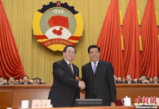 3月11日下午，全國政協(xié)十二屆一次會(huì)議在北京人民大會(huì)堂舉行第四次全體會(huì)議，俞正聲當(dāng)選政協(xié)第十二屆全國委員會(huì)主席。圖為政協(xié)第十一屆全國委員會(huì)主席賈慶林和俞正聲握手，表示祝賀。中新社發(fā) 廖攀 攝