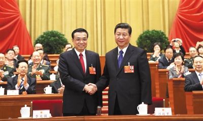 昨日，人大會(huì)議投票表決，決定李克強(qiáng)為國務(wù)院總理后，習(xí)近平和李克強(qiáng)親切握手。 新華社記者 蘭紅光 攝