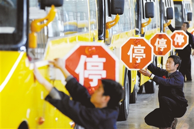 4月28日，江西上饒，江西博能上饒客車員工正在為銷往廣東客戶的訂單大鼻子校車做最后的質(zhì)量安檢。圖/CFP
