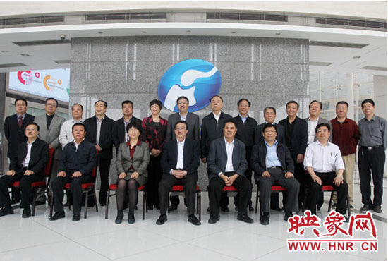 郭庚茂等省領(lǐng)導(dǎo)與省廣電局、河南電視臺的同志們合影