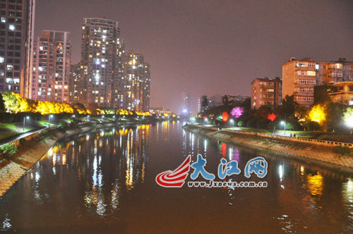 夜幕下的玉帶河，風(fēng)景很好，但是臭氣熏天。