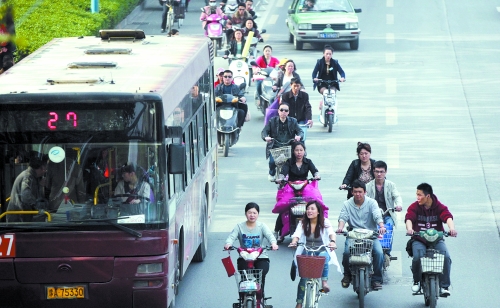 “電動車管理辦法”出臺后，市民騎電動車或許不會那么“隨意”（資料圖）　記者 趙卓/攝