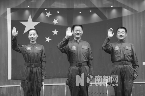 神舟十號航天員王亞平(左)、聶海勝(中)、張曉光(右)。 新華社發(fā)