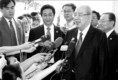 吳伯雄率國民黨大陸訪問團(tuán)抵達(dá)北京，在下榻的麗思卡爾頓酒店接受記者采訪。中新社發(fā)