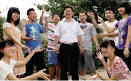 同學(xué)們用手臂連成光環(huán)，把班主任老師圍起來，表達對他的敬意和謝意。