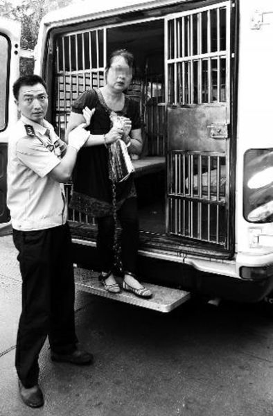 曹艷芳被帶出囚車，準(zhǔn)備到渭南市中級(jí)人民法院受審 程英晏 攝