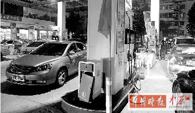 昨天晚上，桐柏路一加油站排隊(duì)加油的汽車(chē)特別多，很多人都想趕在油價(jià)上漲前加滿油箱。