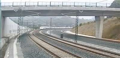 時速190公里的列車通過一個限速80公里的急轉彎。