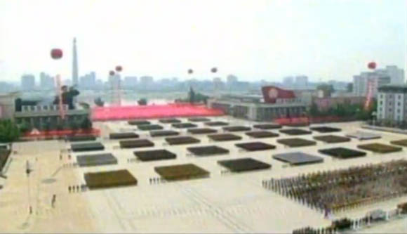 7月27日是《朝鮮停戰(zhàn)協(xié)定》簽署60周年紀念日，朝鮮在首都平壤舉行的盛大的閱兵儀式。圖為閱兵廣場。