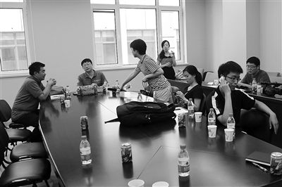 昨日，什剎海街道辦事處第四會議室，“什剎海女童練攤父親被打”事件的通氣會現(xiàn)場。
