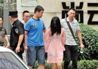 一名女犯罪嫌疑人被警方押出。新華社記者 薛玉斌 攝