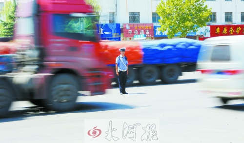 連霍高速受橋梁爆破影響禁止通車，310國(guó)道車流量迅速增加，當(dāng)?shù)亟痪块T安排大量警力保障道路暢通。