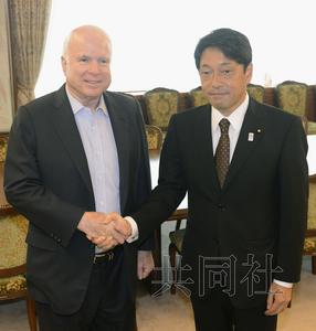 21日上午，美國共和黨資深參議員麥凱恩（左）與日本防衛(wèi)相小野寺在防衛(wèi)省會(huì)談前握手。（圖片來源：日本共