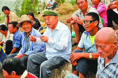 在唐莊，當(dāng)?shù)厝罕娒看我姷絽墙鹩】傆姓f不完的知心話。記者 史長來 攝