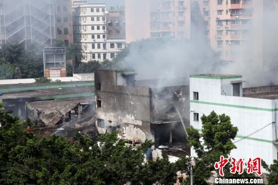 廣州白云區(qū)一倉庫爆炸致4死36傷，事發(fā)3個多小時后現(xiàn)場仍冒著白煙?！「邩s權 攝