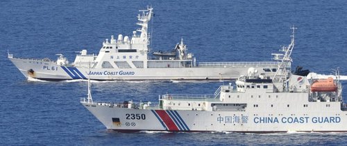 日本海上保安廳的4艘巡邏船則在數(shù)百米開外與之并列航行，展開一對一較量。