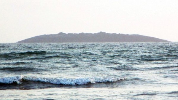 圖為在巴基斯坦靠近阿拉伯海的瓜達(dá)爾地區(qū)（Gwadar）近海600米處冒出一個(gè)小島。