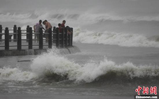 圖為11月10日，受臺風“海燕”影響，三亞海邊風大浪急。尹海明 攝