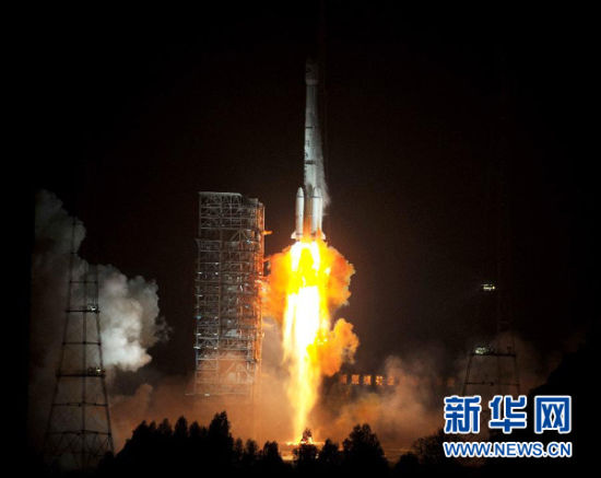 12月21日,載有玻利維亞通信衛(wèi)星的長征三號乙運(yùn)載火箭點(diǎn)火發(fā)射。當(dāng)日零時42分,我國在西昌衛(wèi)星發(fā)射中心用長征三號乙運(yùn)載火箭,成功將玻利維亞通信衛(wèi)星發(fā)射升空,衛(wèi)星順利進(jìn)入預(yù)定軌道。玻利維亞通信衛(wèi)星是該國擁有的第一顆衛(wèi)星。新華社記者 燕雁 攝