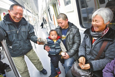乘客中有80歲的老人，也有幾歲大的小孩，他們眼神共同傳遞著：新鮮和好奇。記者王錚攝