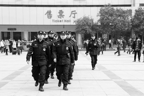 3月2日，鄭州市特警加強(qiáng)對(duì)人員密集場(chǎng)所的武裝巡邏。