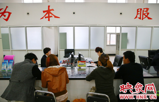 在陽光大廈一樓大廳內(nèi)，分布著人社局、民政局等與群眾利益相關(guān)的民生服務(wù)窗口。