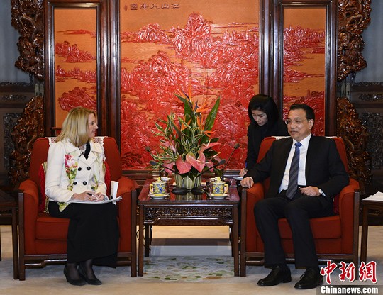 中國(guó)國(guó)務(wù)院總理李克強(qiáng)在北京中南海紫光閣會(huì)見了美國(guó)《科學(xué)》雜志主編瑪西婭·納特一行。