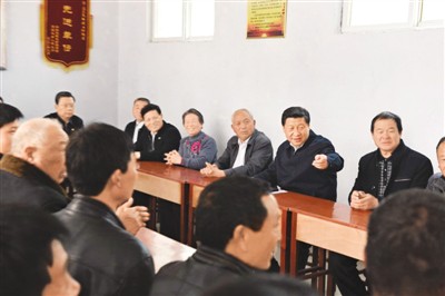 3月17日，習(xí)近平在河南省蘭考縣東壩頭鄉(xiāng)張莊村村委會(huì)與干部群眾座談，聽(tīng)取意見(jiàn)和建議。
