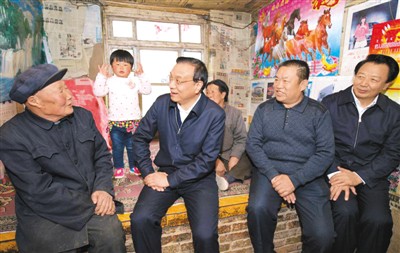 3月27日，李克強(qiáng)在內(nèi)蒙古自治區(qū)翁牛特旗橋頭鎮(zhèn)太平莊村看望貧困戶。