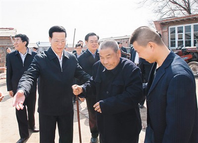 3月26日，張高麗在吉林省農(nóng)安縣農(nóng)安鎮(zhèn)小橋子村看望貧困戶王井山一家。