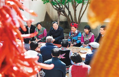 3月24日，俞正聲在云南省武定縣插甸鄉(xiāng)彝族小院農(nóng)戶家中進(jìn)行座談交流，聽(tīng)取基層黨員群眾意見(jiàn)建議。