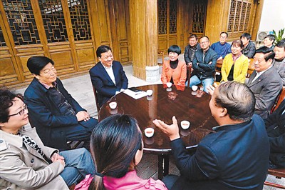 3月23日，劉云山在陜西省咸陽(yáng)市禮泉縣煙霞鎮(zhèn)袁家村與基層干部群眾座談，聽(tīng)取對(duì)教育實(shí)踐活動(dòng)的意見(jiàn)建議。