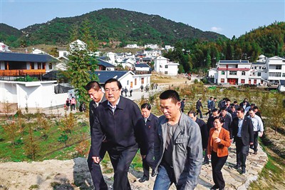 3月25日，張德江在福建省上杭縣古田鎮(zhèn)吳地村看望群眾。
