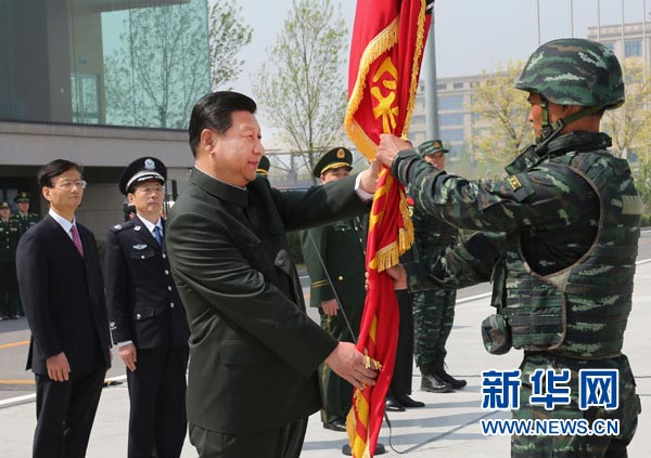 這是習(xí)近平將隊(duì)旗鄭重授予“獵鷹突擊隊(duì)”大隊(duì)長。