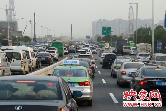 5月1日零時至3日24時，全省高速公路安全平穩(wěn)運行，累計車流量440.53萬輛。