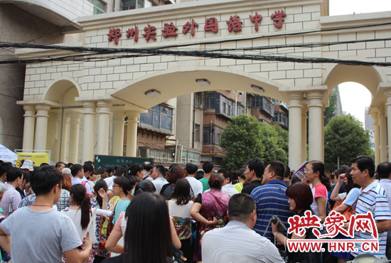 考試快結(jié)束時(shí)，陪考的家長(zhǎng)涌入學(xué)校接孩子。