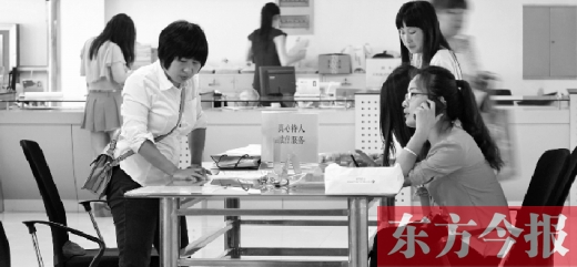 　　行政審批“瘦身”，不僅提高了行政效率，節(jié)約了行政資源，而且最大限度地方便了群眾