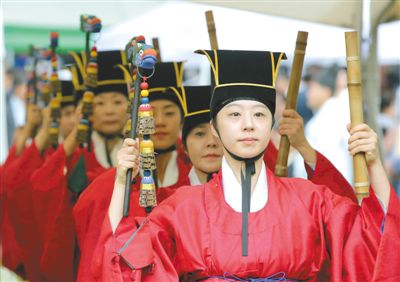 3日，韓國首爾，成均館內(nèi)，民眾穿著傳統(tǒng)服飾跳舞迎接中秋。中秋和春節(jié)一樣，是韓國最重要的傳統(tǒng)節(jié)日。