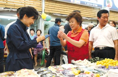 5日，韓國首爾，韓國總統(tǒng)樸槿惠在中秋前視察市場，購買過節(jié)食品。