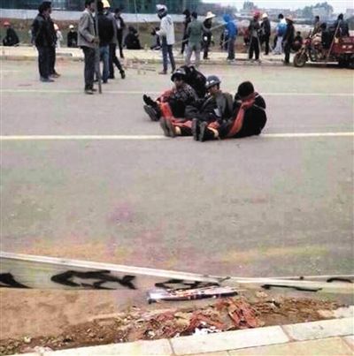 14日，沖突現(xiàn)場(chǎng)，幾名頭戴鋼盔的人被捆綁著。圖/東方IC