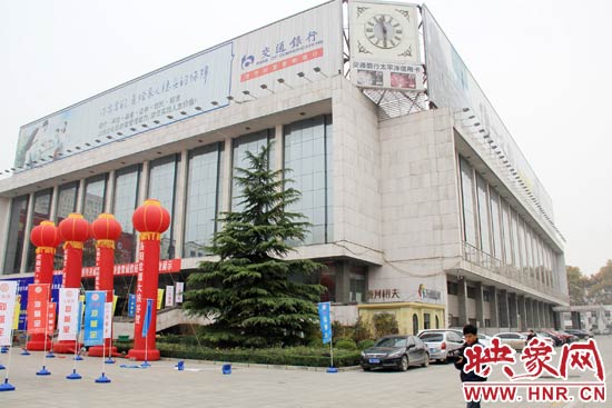 11月28日，記者從鄭州市政府獲悉，河南省人民會堂決定拆除違法存在10多年的巨型樓頂廣告。
