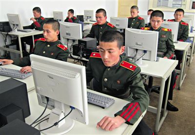 2013年4月18日，朝鮮平壤，士兵學(xué)習(xí)使用電腦。